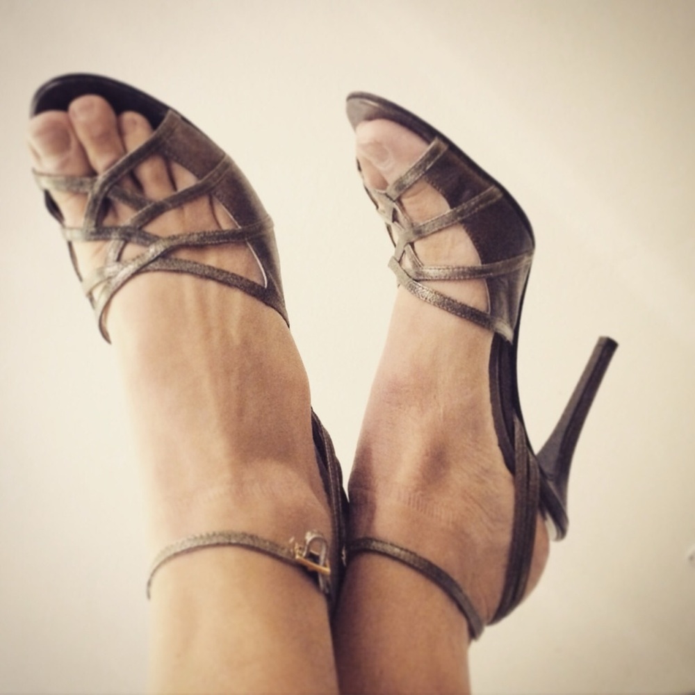 Cynthia Vincent Elegant Strappy Sandals in Bronze Pewter 10.5